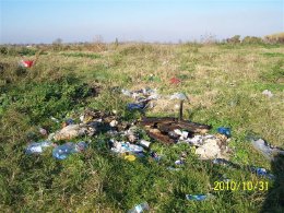 Évről-évre szaporodik a szemét a csurogi magyarok tömegsírján